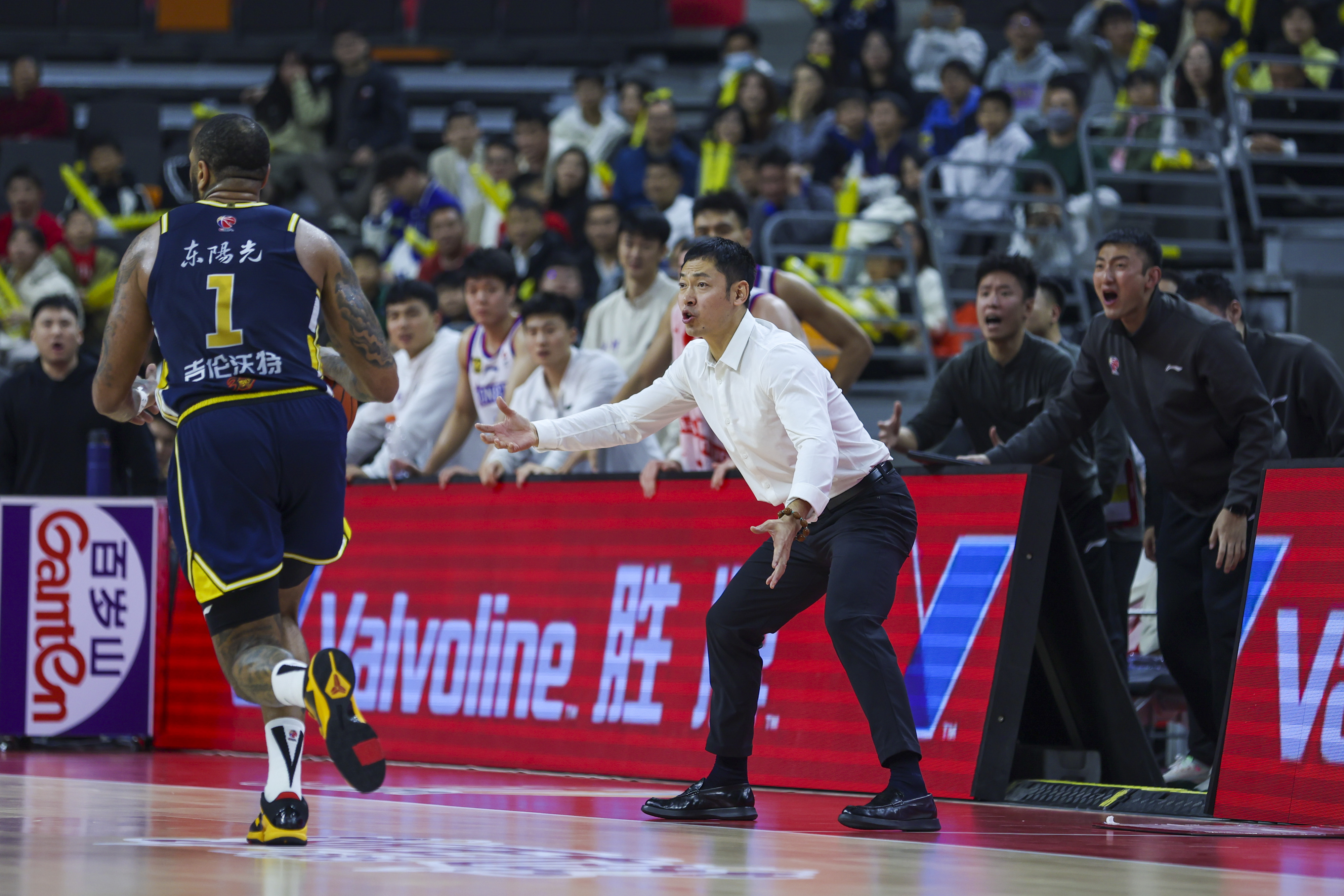 开云体育官方网站-深圳队鏖战广州队，伦纳德点燃赛场