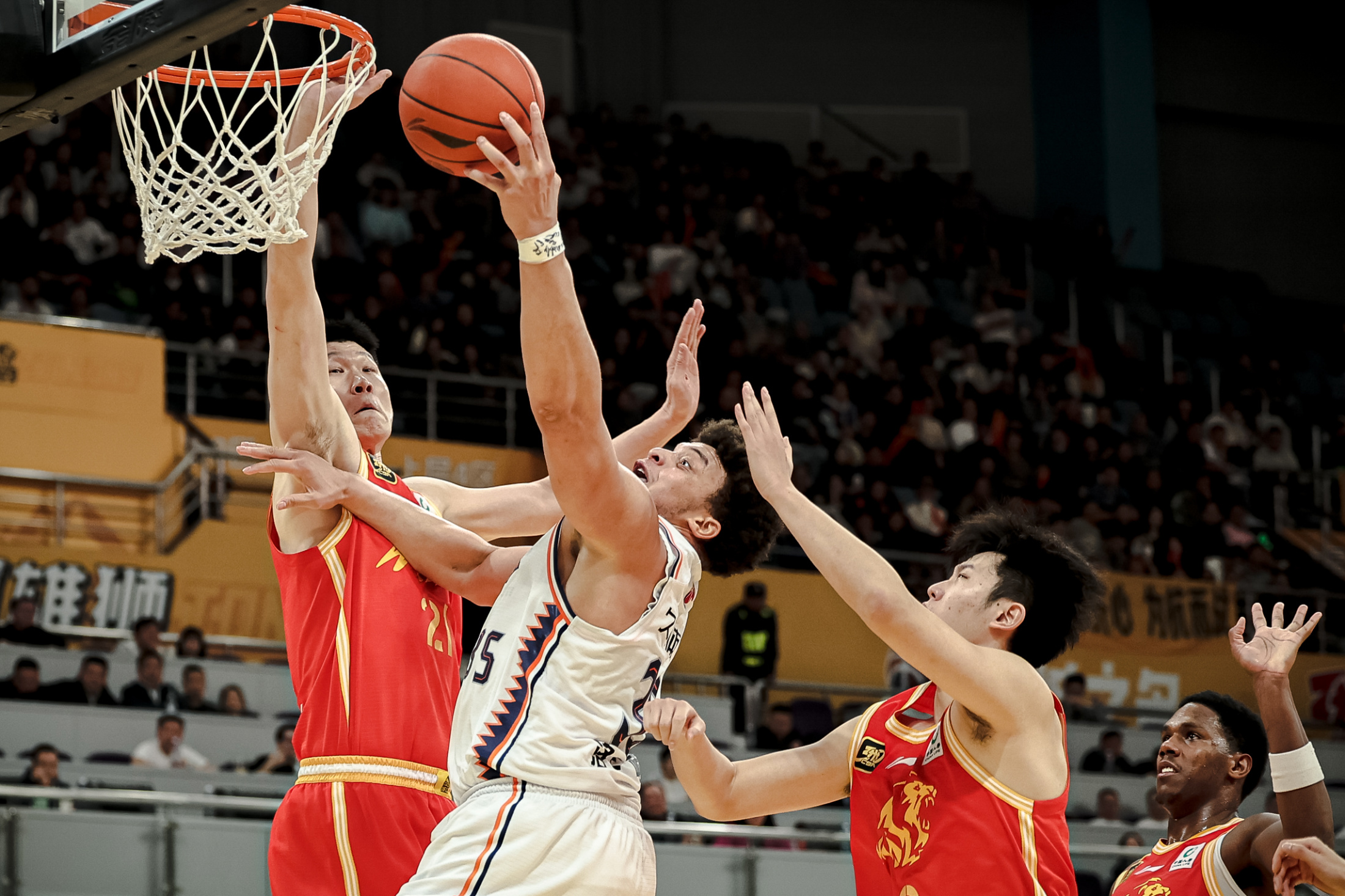 开云官方平台-篮球精英联赛强队交手，场面激情四射